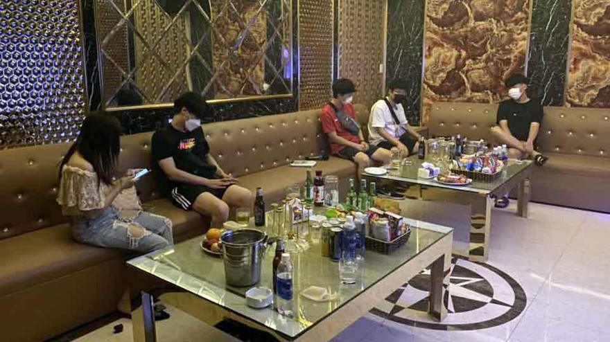 Một quán karaoke trên phố Văn Cao (TP Hải Phòng) bất chấp lệnh cấm, tiếp đón khách nước ngoài bị lực lượng chức năng phát hiện, xử lý.