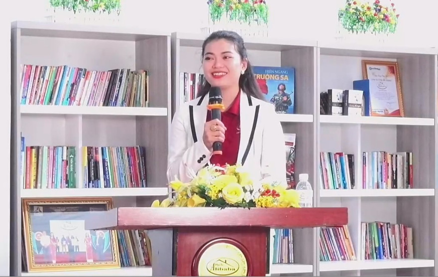 Bà Như trấn an khách hàng sáng 19/9.