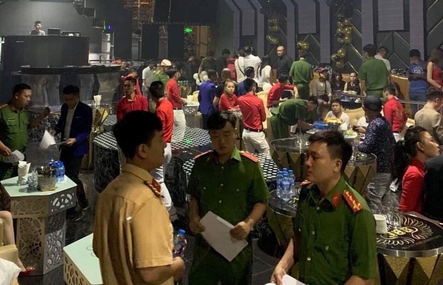 Lực lượng chức năng kiểm tra quán bar 068.