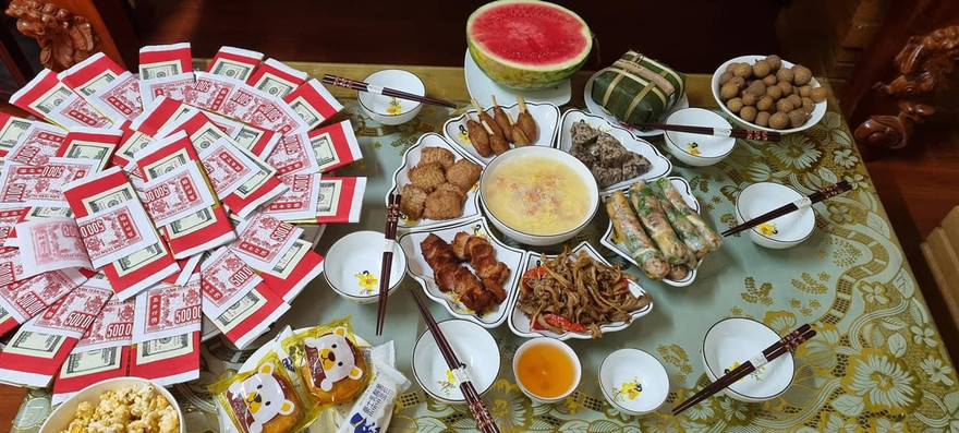 Nhiều gia đình tự tay làm âm cỗ cúng thay vì đặt cỗ như mọi năm.