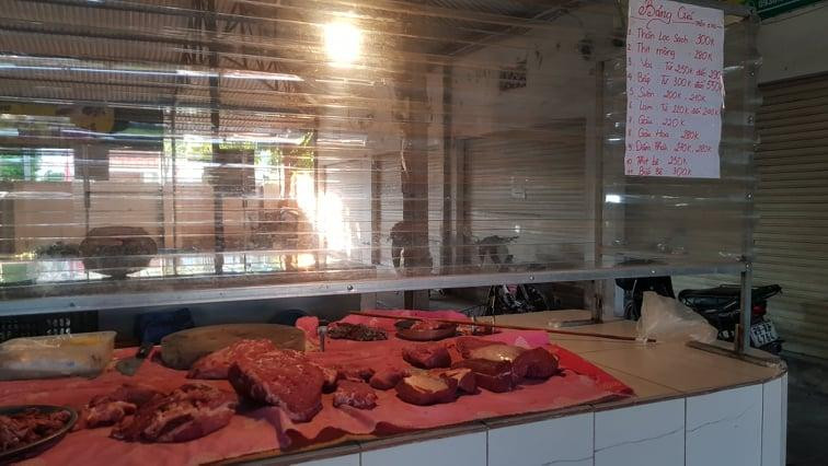 Quầy thịt bò tại chợ Quán Tình (Long Biên, Hà Nội) niêm yết công khai bảng giá hằng ngày trên tấm nilong ngăn giữa người bán và người mua. Ảnh: Ngọc Mai