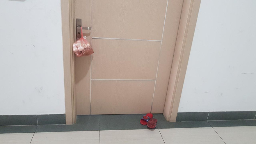 Tại toà nhà Giang Biên, Long Biên (Hà Nội), cư dân mua bán trên zalo chung của toà nhà rồi hàng hoá được ship tận cửa không tiếp xúc. Ảnh: N.M