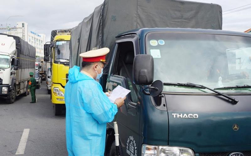 Nhiều tài xế lợi dụng "luồng xanh" đi sai lộ trình.