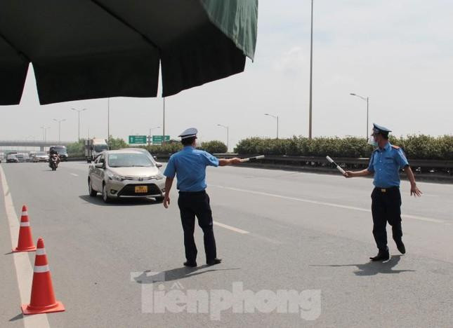 Hà Nội có 22 điểm chốt dịch kiểm soát các xe ra vào.