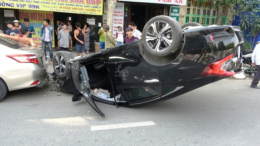 Chiếc ô tô lật ngửa sau tai nạn.