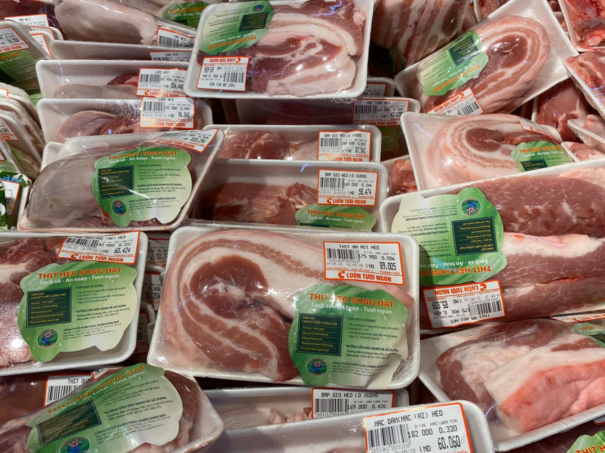 Giá thịt lợn thành phẩm tại chợ và siêu thị hạ nhiệt khi giá lợn hơi giảm.