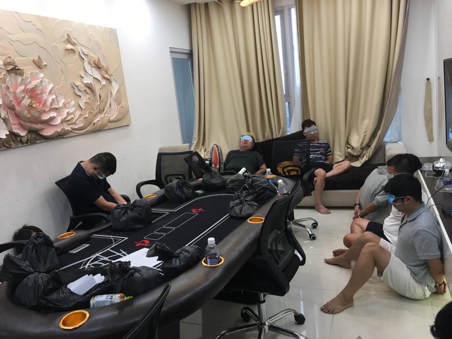 Các con bạc bị bắt quả tang khi đang sát phạt.