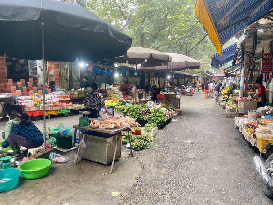 Dù giá xăng giảm sâu nhưng các mặt hàng thiết yếu như lương thực, thực phẩm vẫn tăng cao.