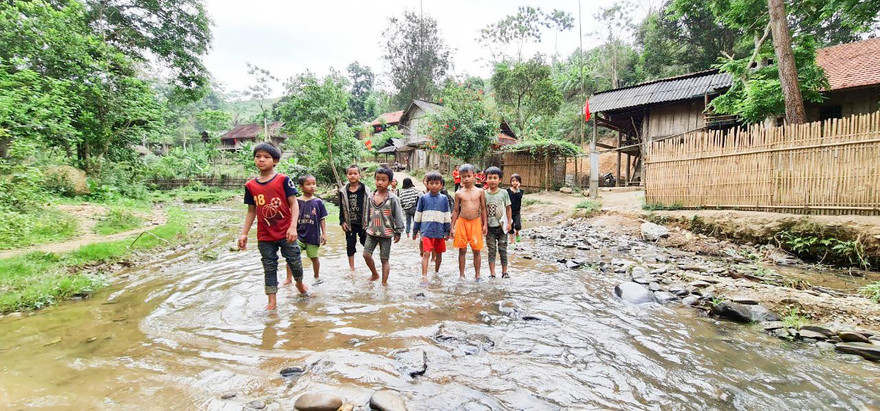 Xúc động bức thư của em nhỏ lớp 1 dùng tiền mừng tuổi ủng hộ xây cầu vượt lũ