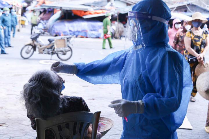 Thành phố Vinh xét nghiệm 90.000 dân, dừng dịch vụ ăn uống