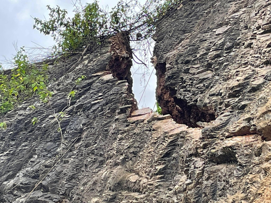 Nghệ An: Triền núi bên quốc lộ 7A nứt toác, nguy hiểm rình rập người đi đường