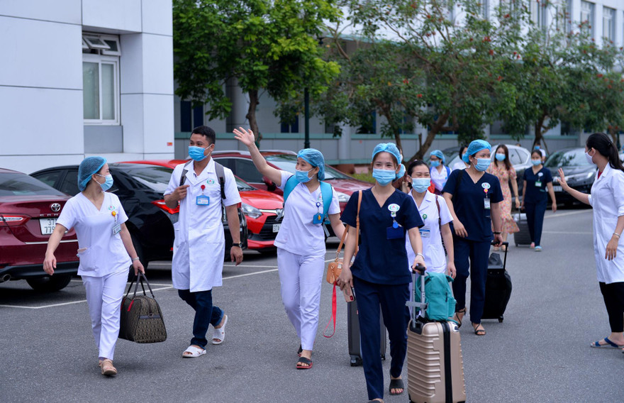 Xúc động nhật ký 24 giờ của chiến sĩ áo trắng nơi tuyến đầu