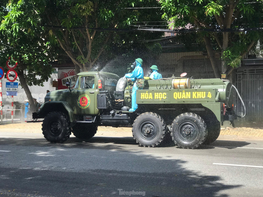 Bộ đội điều xe chuyên dụng phun khử khuẩn tại TP Vinh sau ca dương tính SARS-CoV-2