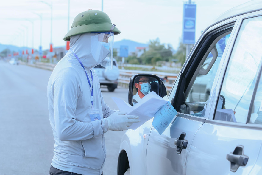 Giáo viên 'chia lửa' cùng tuyến đầu phòng dịch từ cửa ngõ Thành Vinh