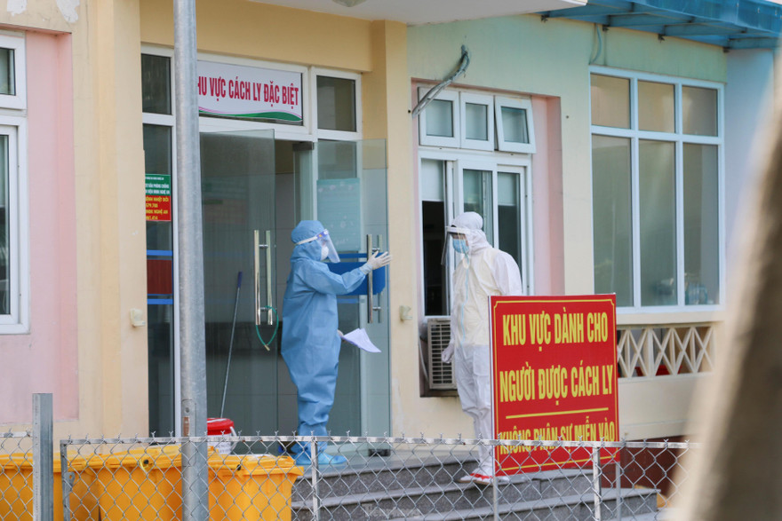 Nữ nhân viên y tế dương tính với SARS-CoV-2 trong khu cách ly