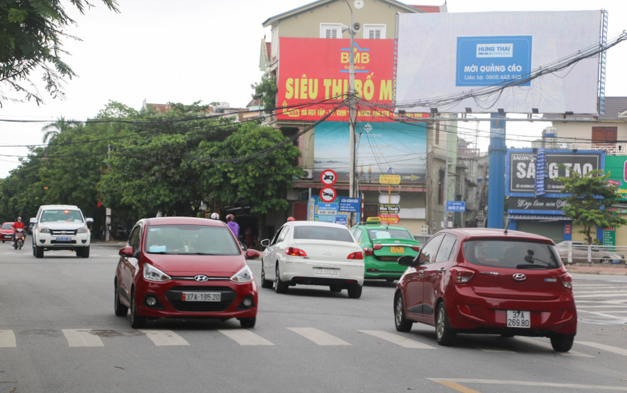 Đường phố thành phố Vinh đông đúc sau khi được nới lỏng giãn cách