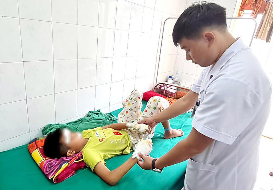 Pin phát nổ, thiếu niên 13 tuổi rách giác mạc, dập nát cả hai tay