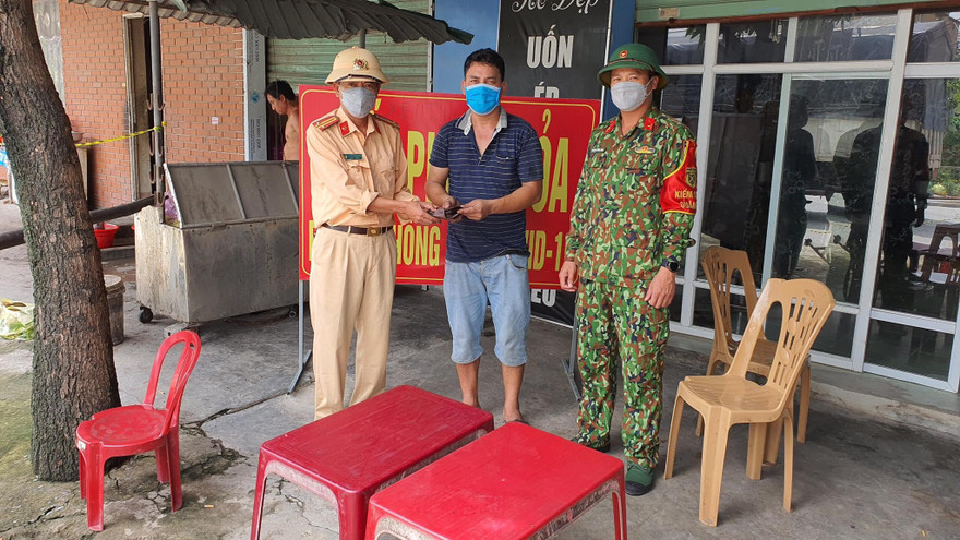 Tổ công tác chốt kiểm soát COVID-19 trả chiếc ví chứa nhiều tiền cho người đánh rơi