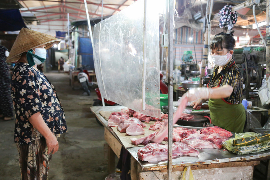 Chợ dân sinh ở Vinh khác lạ trước ngày mở cửa trở lại