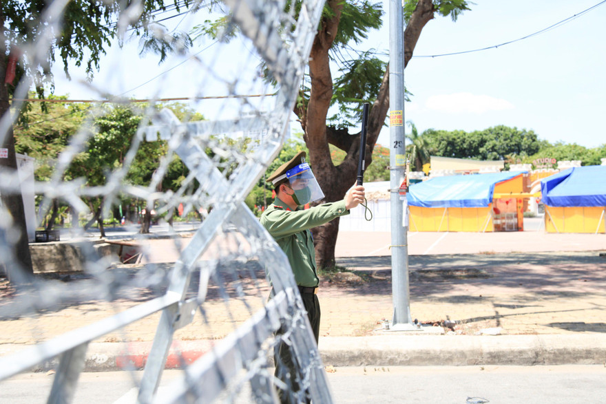 Công an bám chốt chống dịch dưới nắng nóng 40 độ C