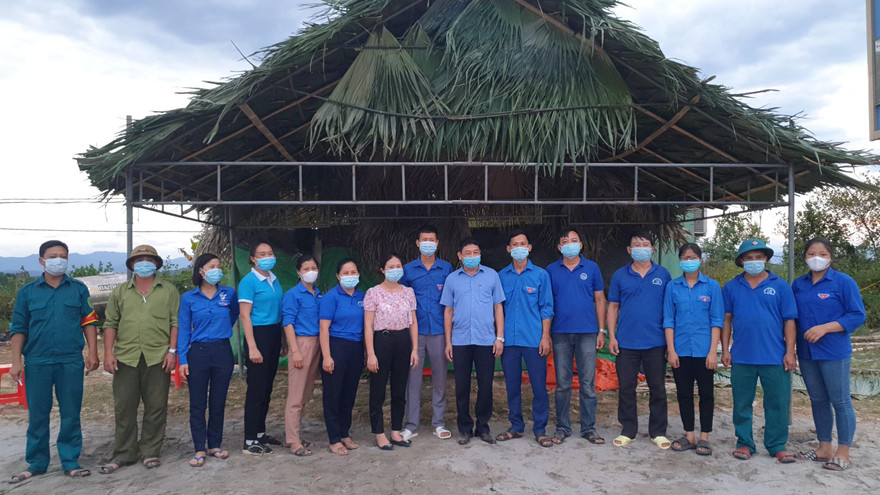 Sáng kiến làm mái nhà lá cọ giảm nhiệt cho lực lượng tại điểm chốt chống dịch