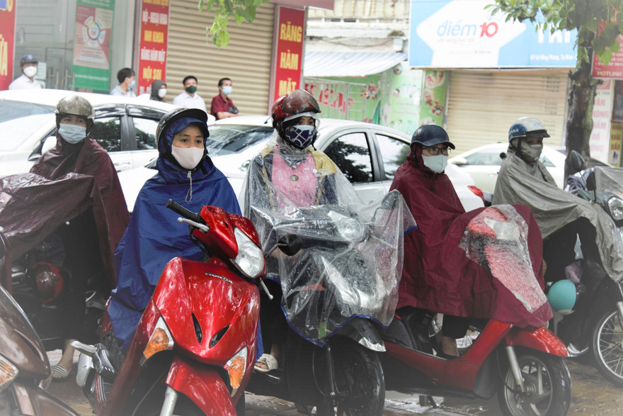 Hình ảnh xúc động: Bồn chồn đội mưa chờ con làm bài thi