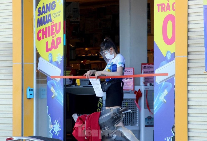 Thành phố Vinh vắng vẻ, người dân chấp hành nghiêm ngày đầu giãn cách xã hội