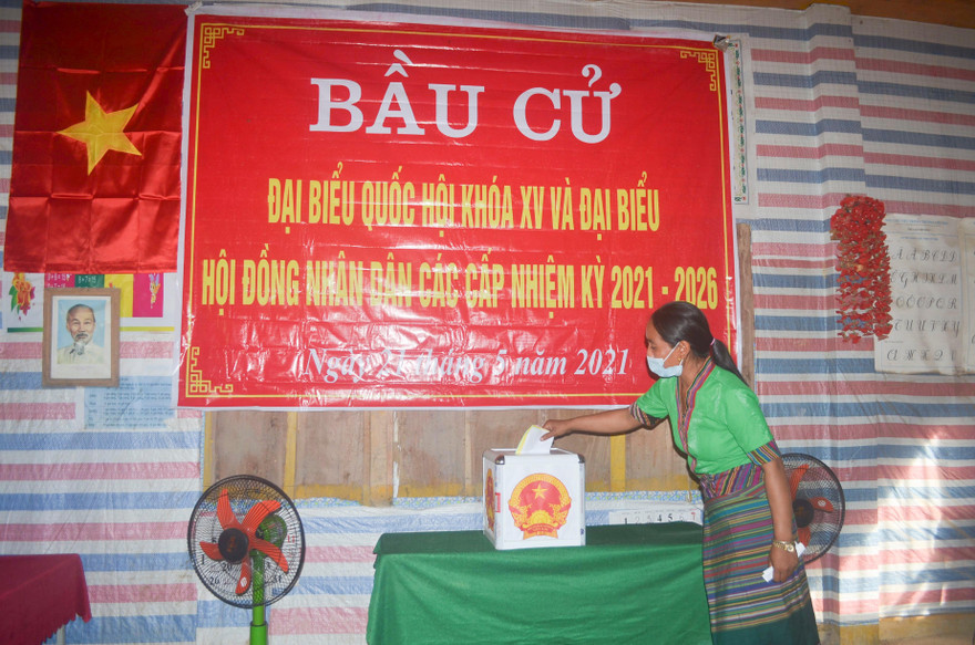 Cử tri vùng biên giới Nghệ An háo hức đi bỏ phiếu sớm