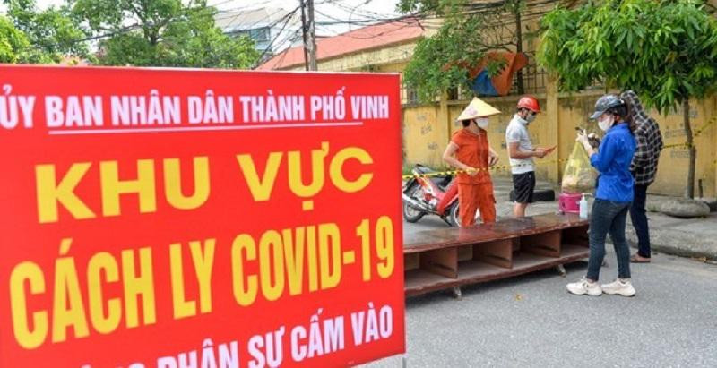 Theo chân đội 'shipper áo xanh' TP Vinh giúp người dân khu phong tỏa, cách ly
