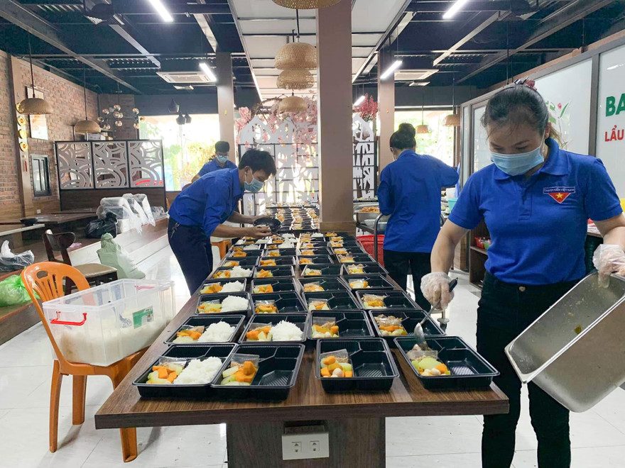 Đầu bếp áo xanh nấu cơm hỗ trợ công dân tại các điểm cách ly