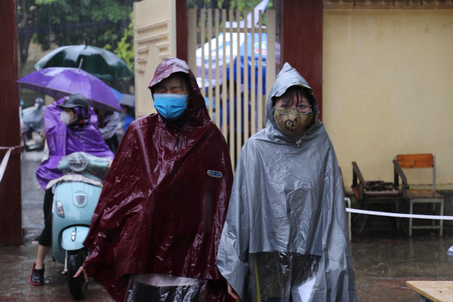 Sĩ tử 'đội mưa' hối hả vượt vũ môn 