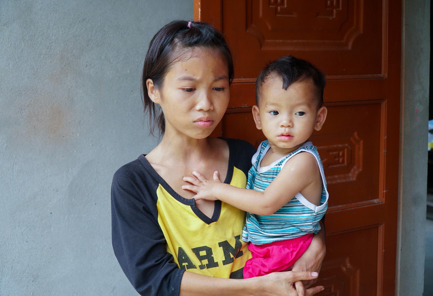 Nghẹn ngào chuyện nữ sinh lớp 8 bế em tới trường