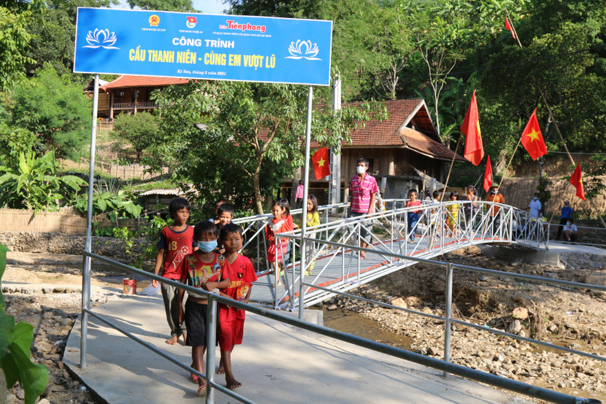 Bàn giao cầu dân sinh 'Công trình thanh niên - Cùng em vượt lũ'