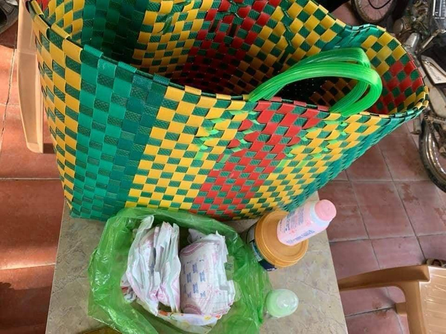 Bé sơ sinh bị bỏ rơi trước nhà dân ở Nghệ An trong đêm