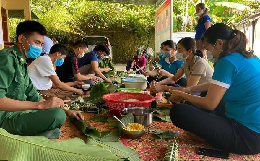 Bộ đội biên phòng gói bánh chưng hỗ trợ lao động cách ly phòng chống dịch