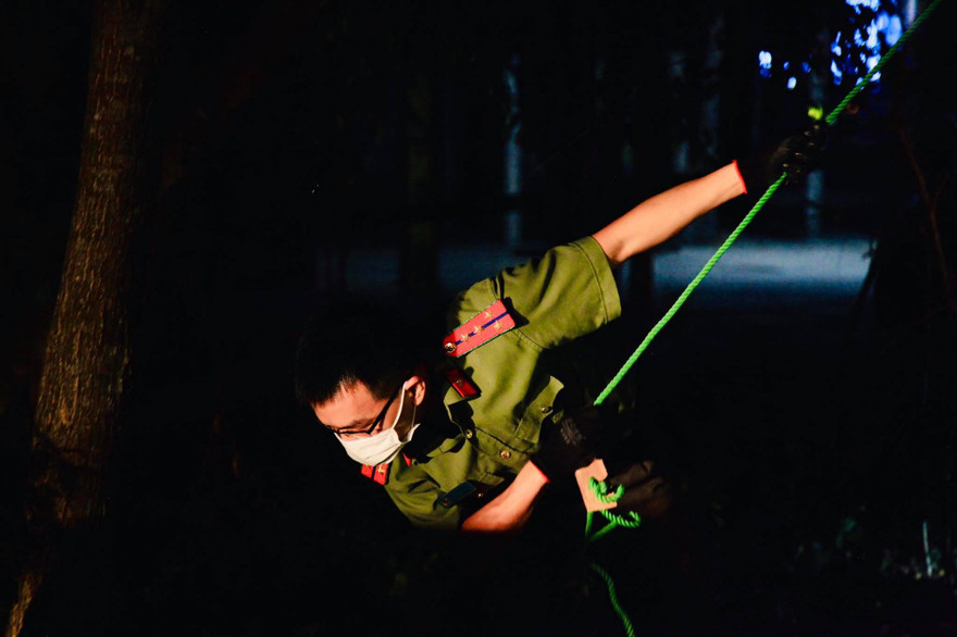 Cận cảnh công an trắng đêm lập chốt kiểm soát dịch ở thành phố Vinh