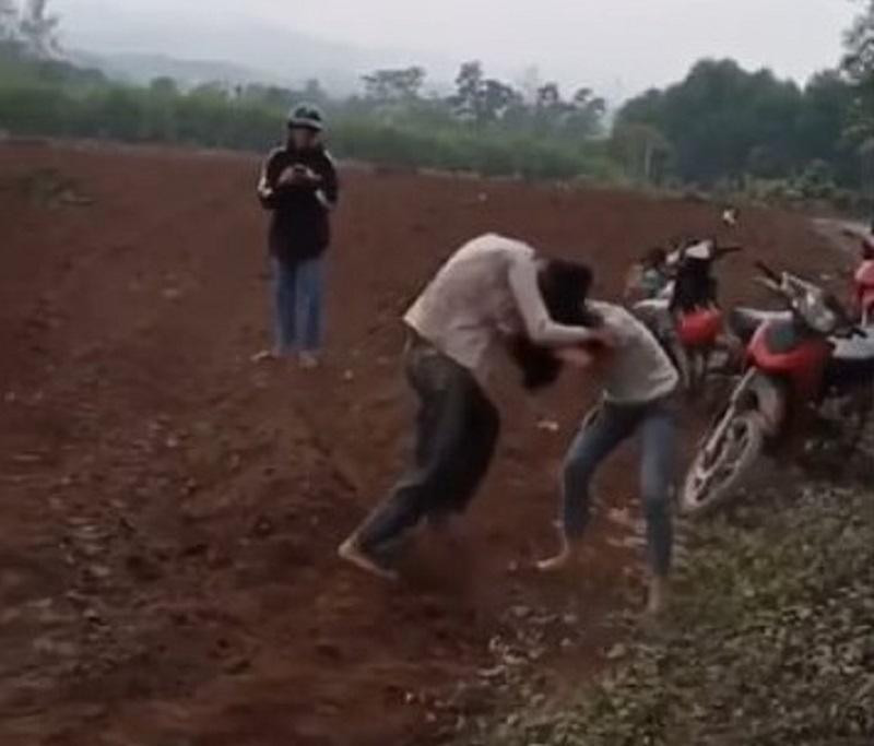 Hai nữ sinh 'quyết chiến', nhiều người lớn đứng xem