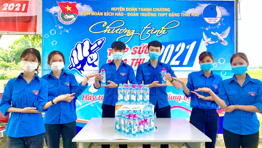 Những món quà của tuổi trẻ Nghệ An cổ vũ sĩ tử tự tin 'vượt vũ môn'