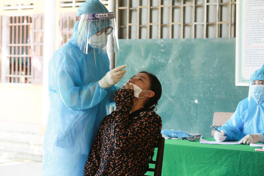 Test nhanh thí sinh F2 trước khi vào phòng làm thủ tục thi