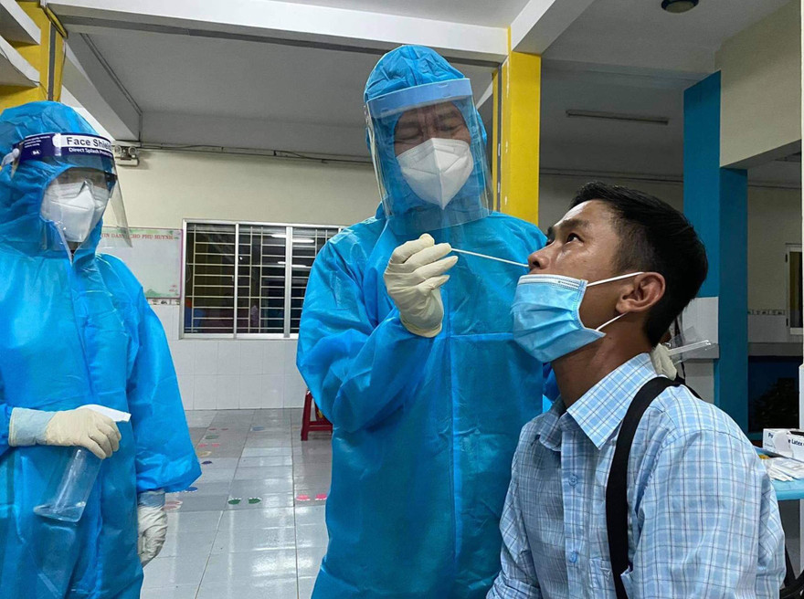 Tối 5/6, UBND quận Gò Vấp, TPHCM phối hợp cùng ngành Y tế đã tiến hành lấy mẫu xét nghiệm tầm soát COVID-19 cho người dân cư ngụ trên địa bàn nhưng làm việc ở các quận huyện khác theo danh sách mà các đơn vị đã đăng ký.