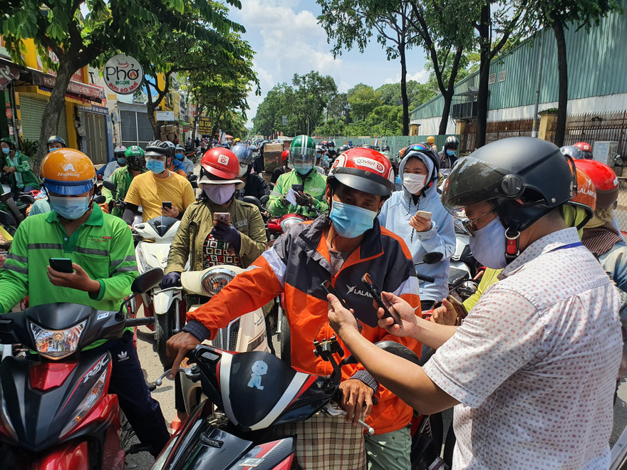 Từ 12h ngày 3/6, cơ quan chức năng chính thức áp dụng kiểm tra khai báo y tế online đối với người dân lưu thông qua các chốt kiểm soát giãn cách xã hội theo chỉ thị 16 tại quận Gò Vấp, TPHCM.