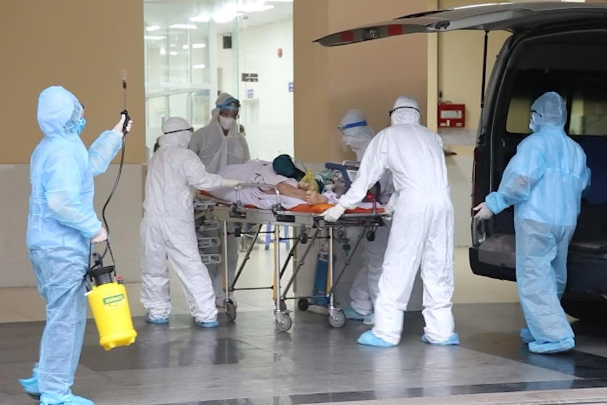 Bệnh nhân được chuyển đến Bệnh viện Bệnh Nhiệt Đới TPHCM vào chiều 6/6, do suy hô hấp, được điều trị hồi sức, thở máy xâm lấn. Tuy nhiên do diễn tiến tổn thương phổi tiến triển, sáng nay 8/6 anh đang được xem xét chỉ định đặt ECMO.