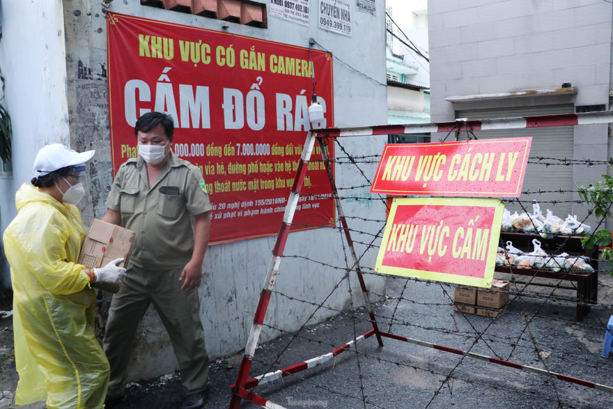 Từ khi dịch COVID-19 bùng phát ở quận Gò Vấp, TPHCM, nhiều khu dân cư với hàng nghìn nhân khẩu bị phong tỏa, cách ly do liên quan đến các ca mắc COVID-19.