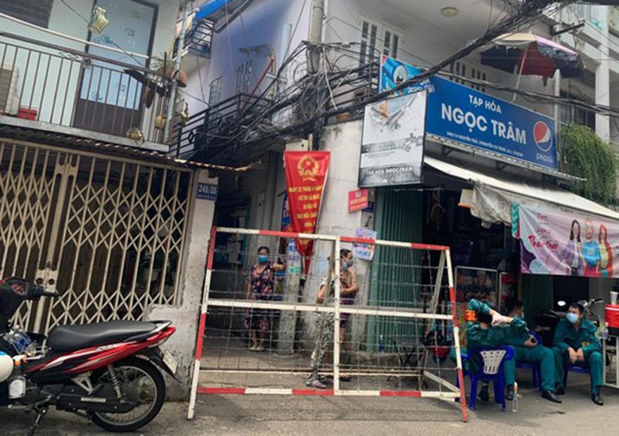 Con hẻm nơi các bệnh nhân cư ngụ bị phong tỏa.