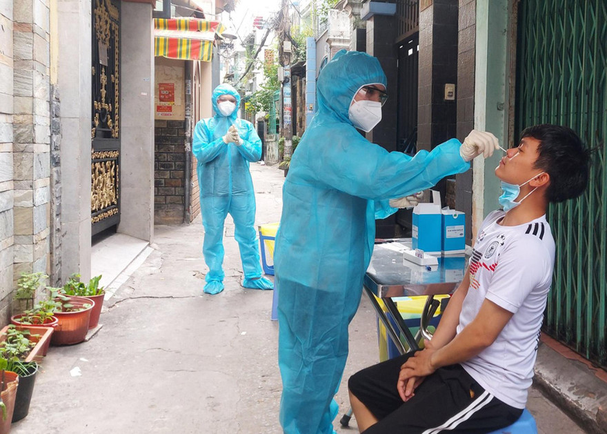 Tại quận 3, trường hợp nghi mắc COVID-19 tạm trú tại khu nhà trọ thuộc một con hẻm nằm trên đường Cách Mạng Tháng 8. Người này là nhân viên làm việc tại Công ty Thiên Tú FN, số 1 đường Hoàng Việt, phường 4, quận Tân Bình, TPHCM. Đây là F1 của ca mắc COVID-19 đã được cách ly trước đó.