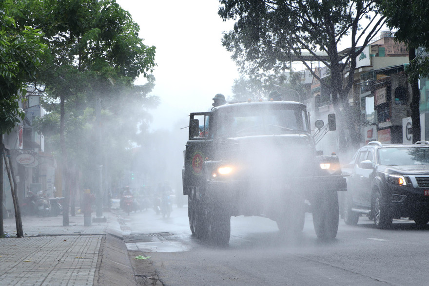 Chiều 1/6, Phòng Hóa Quân Khu 7, Phòng Hóa của Lữ đoàn 87 - Bộ Tư lệnh Hóa học và Bộ Tư lệnh TPHCM phối hợp, tổ chức nhiều xe chuyện dụng phun khử khuẩn các tuyến đường trên địa bàn quận Gò Vấp.