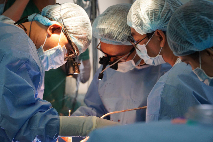 Các bác sĩ thực hiện cuộc phẫu thuật dài 11 tiếng xuyên đêm.