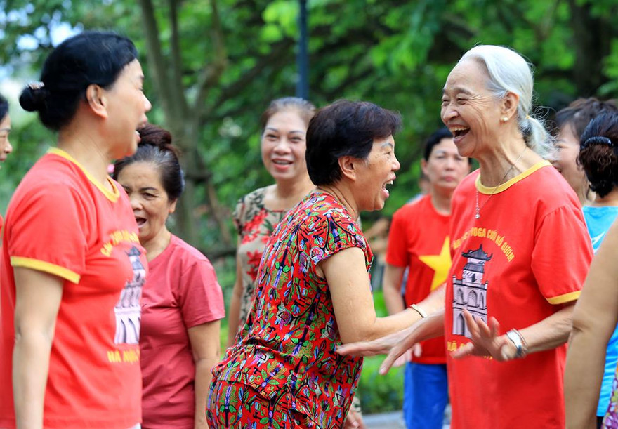 Nhộn nhịp quang cảnh tập thể dục buổi sáng bên Hồ Gươm