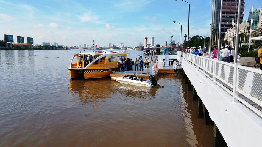 Chủ đầu tư ngưng hoạt động buýt sông 3 ngày nhưng không thông báo cho người dân.