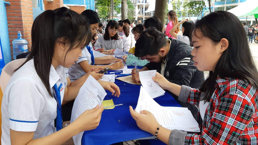 Sinh viên trường ĐH Công nghiệp Thực phẩm TPHCM làm thủ tục nhập học